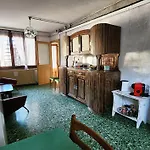 Coccodrilla Varallese شقة